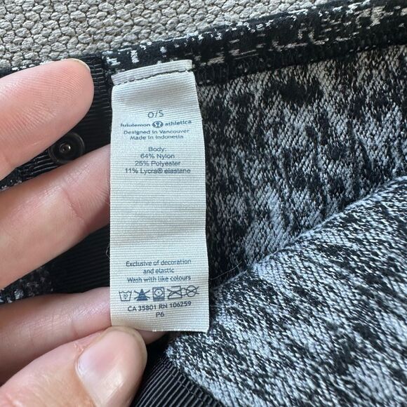 Lululemon Vinyasa Infinity Scarf Rulu Reconnect Jacquard Luon OS Grey Black - Picture 7 of 8